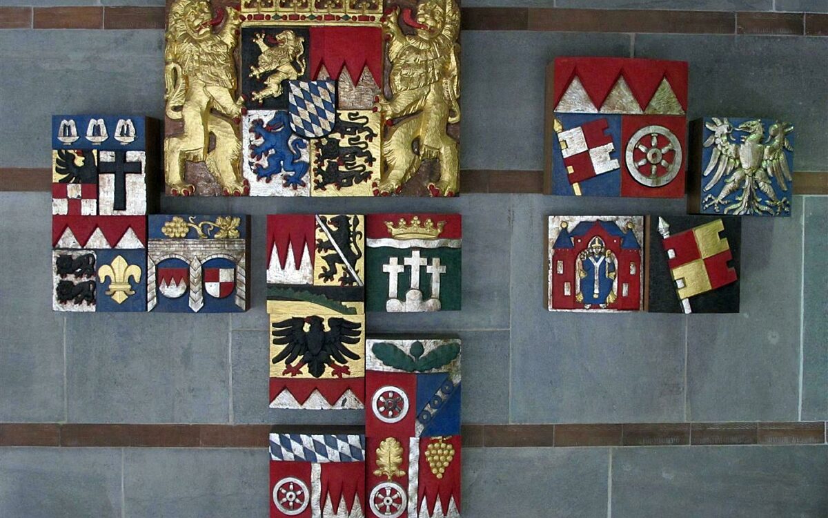 Regierungsgebaeude und Parkplatz 16 11 2011 Hardenacke Wappen Large Regierungsgebaeude und Parkplatz 16 11 2011 Hardenacke Wappen Large